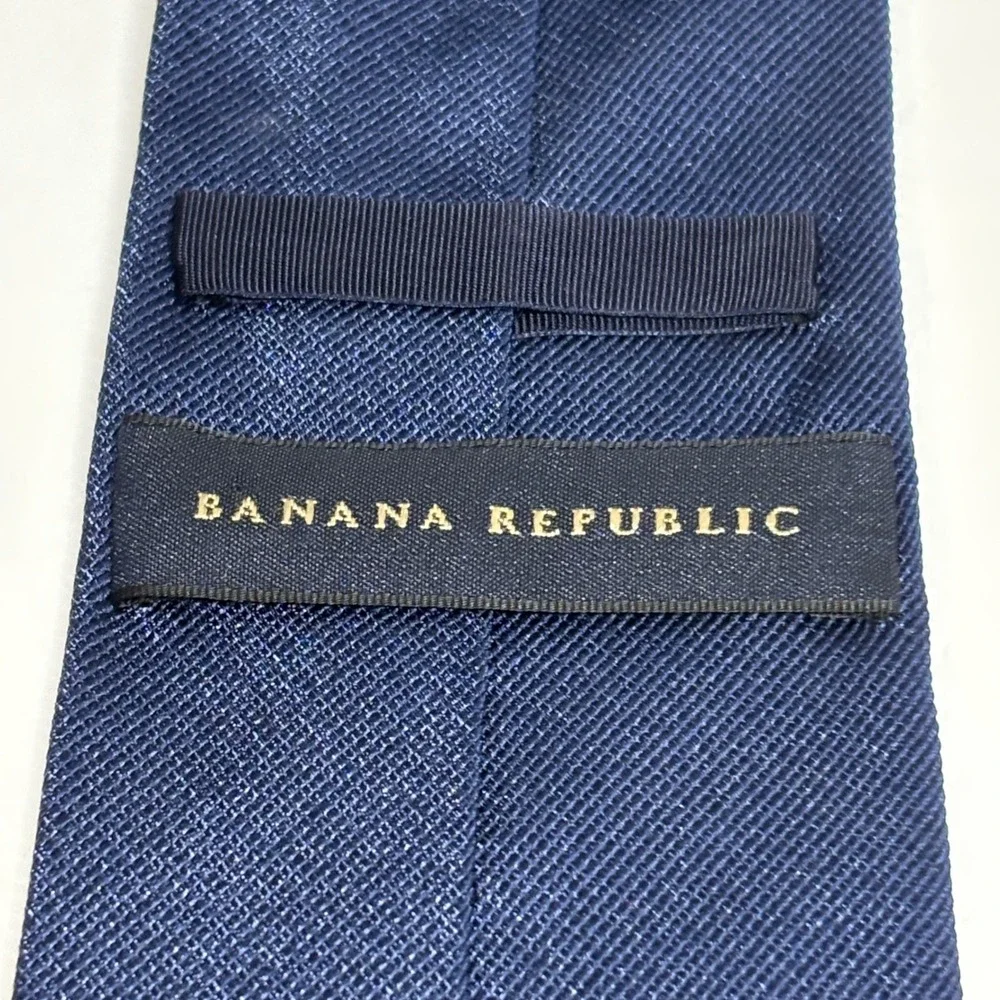 Banana Republic Necktie Mens OS Navy Blue 100% Silk Textured Solid Formal Preppy